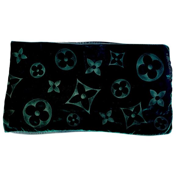Authentic Louis Vuitton Green Velvet Scarf comes with LV box - Picture 5 of 11